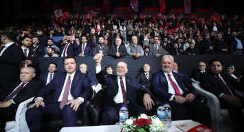 Kongrede yumruklar havada uçuştu!