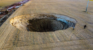 Konya depremi toprağı çökertti: Devasa çukur görenleri şaşkına çevirdi