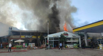 Konya'da facianın eşiğinden dönüldü ! Dinlenme tesisinde çıkan yangın akaryakıt istasyonuna sıçramadan söndürüldü