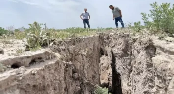Konya'nın Çumra ilçesinde endişe verici durum: 2,5 kilometrelik yüzey yarığı oluştu