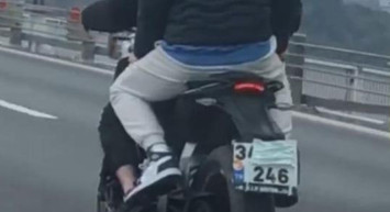 Köprü geçiş ücretinden kaçan motosikletliden pes dedirten yöntem: Plakasını cerrahi maskeyle kapattı!