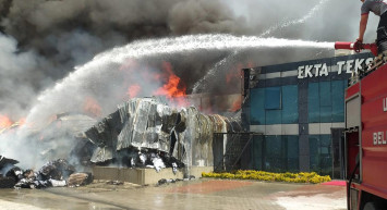 Korku dolu anların yaşandığı yer bu kez Uşak! Tekstil fabrikasında yangın çıktı!