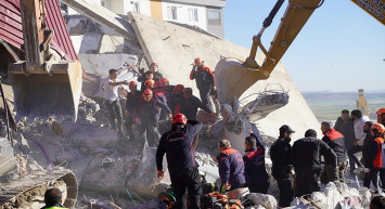 Korkutucu iş makinesi kazası: Bina çöktü, operatör enkaz altında!