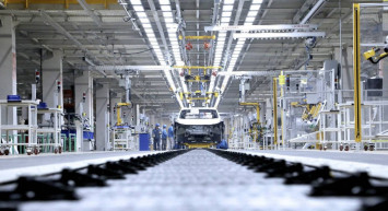 Koronavirüs vakaları hızla artıyor: Otomobil devi üretimi askıya aldı