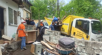 Kötü koku üzerine gidilen evde karşılaştıkları manzara şok etti!