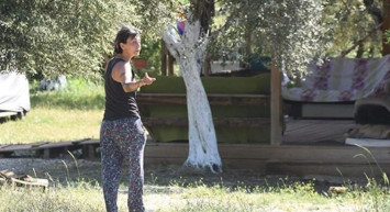 Köy hayatına geçen ünlü isim yavaş yavaş modern hayata geçiyor! Özlem Tekin önce şalvarı çıkardı bakalım sırada ne var?