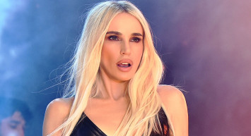 Kucak dansıyla gündemden düşmeyen Gülşen, şimdi de sahnede twerk yaparak konserde hayranlarını coşturdu