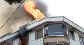 Küçükçekmece'de korkutan yangın: 3 katlı bina kısa süre içerisinde alevler içerisinde kaldı