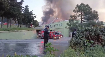 Küçükçekmece’de korkutan yangın: Alevler fabrikayı sardı