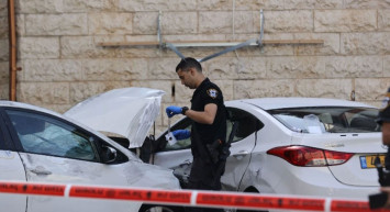 Kudüs'te 2 kişi araçla insanların arasına daldı!