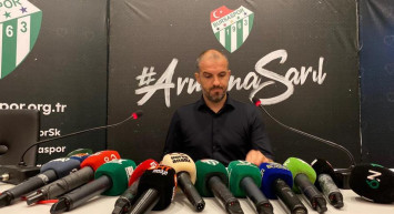 Küme düşen Bursaspor'da Teknik Direktör Mustafa Er, kulüpte yaşanan olayları düzenlediği basın toplantısında anlattı