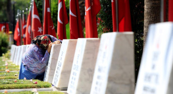 Kurban Bayramı dolayısıyla şehitlikler ziyaretçi akınına uğradı! Duygu dolu anlar yaşandı!