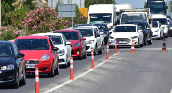 Kurban Bayramı'nda tatil bölgelerine gitmeyi tercih eden vatandaşlar kendilerini yollara attı! Otoyollar yaşanan yoğunluk sebebiyle durma noktasına geldi!