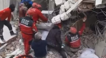 Kurtarma ekibi enkaz altında kaldı! O anlar kameralara yansıdı