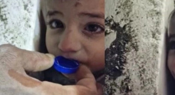 Kurtarma ekipleri, 2 yaşındaki Muhammed’e molozların altında elleriyle su verdi