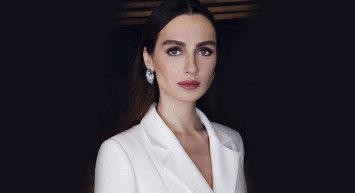 Kuş Uçuşu dizisinin Lale Kıran’ı Birce Akalay kusursuz fiziği ile kendine hayran bıraktı: Bacağındaki o dövme dikkat çekti