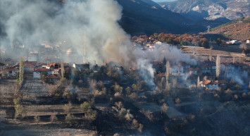 Kütahya'da yangın: Çöplükte başladı evlere sıçradı