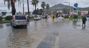 Kuvvetli sağanak Muğla'da hayatı felç etti: Şehirde rögarlar taştı
