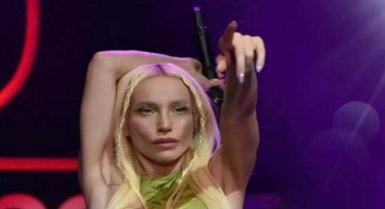 LGBT bayrağı ile gündem olmuştu: Şarkıcı Gülşen’den bir tepki çeken hareket daha! İmam Hatip öğrencilerini hedef aldı