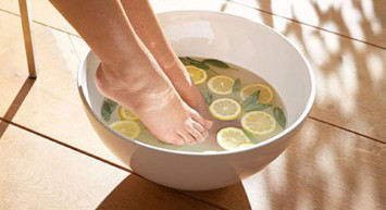 Limonun faydalarına bir yenisi daha eklendi: Ayak topuğuna sürülünce mucizeye dönüşüyor!