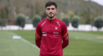 Litvanya-Türkiye maçında ilk kez A Milli Takım forması giyen Cenk Özkaçar sosyal medya hesabından Stefan Kuntz'a teşekkür etti