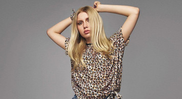 Londra tatilindeki Aleyna Tilki iyice çığırından çıktı! İç çamaşırlı pozlarından sonra bu kez de el hareketi çektiği pozlarını paylaştı