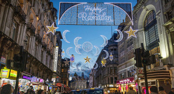 Londra’nın ünlü caddesi Ramazan için ışıklarla süslendi