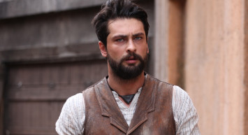 Mahkum Dizisinin Başrolü Onur Tuna’dan Gelen Kötü Haber Sevgilisi Hande Doğandemir’i Korkuttu