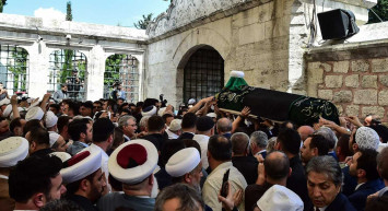 Mahmut Efendi tabutunda neden siyah örtü vardı?  İsmailağa Cemaati lideri Mahmut Efendi’nin tabutu üzerine serilen siyah örtünün sırrı