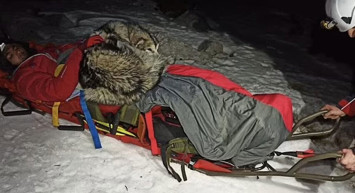 Mahsur Kaldığı Dağda Donmak Üzere Olan Adamı Köpeği Kurtardı
