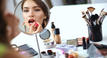 Makyaj Çantasında Olması Gerekenler Neler?