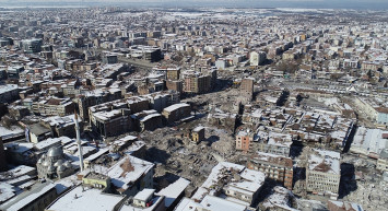 Malatya’da binaların ardı ardına yıkıldığı anlar kameralara yansıdı: İşte dehşet anları