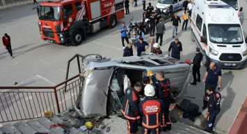 Malatya’daki bir okulun bahçesine araba düştü!