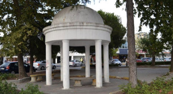 Maltepe'de otopark alanında kalan Bakireler Tapınağı görenleri şaşkına çeviriyor