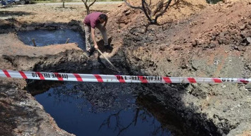 Manisa'da çiftçilik yapan bir kişi siyah bir sıvı keşfetti! TPAO yetkilileri önek numuneler aldı!