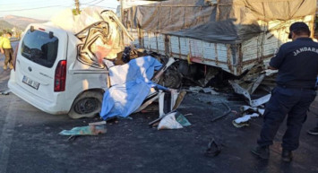 Manisa’da korkunç kaza: Ticari araç emniyet şeridindeki kamyona çarptı! 4 ölü, 3 ağır yaralı var