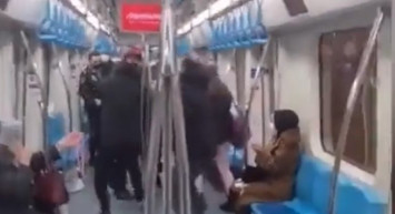 Marmaray'da akılalmaz kavga,  yumruklar havada uçuştu: 'Terbiyesizlik yapmayın, neden sevişiyorsunuz'