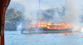 Marmaris açıklarında gezi teknesi alev aldı: 14 kişi yaralandı