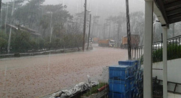 Marmaris’te Sağanak Yağış Nedeniyle Yollar Göle Döndü: Bazı Evleri Su Bastı!