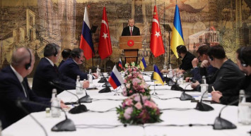 Masaya davet edilen değil masa kuran Türkiye: Başkan Erdoğan Rusya ve Ukrayna heyetleri tarafından ayakta alkışlandı