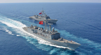 Mavi vatanda sahne artık onlarda: Cin şişeden çıktı