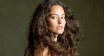 Mayoyla Karların İçine Atlayan Ünlü Oyuncu Pelin Akil’den Korkutan Haber Geldi!