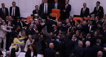 Meclis’te Yemin Öncesi Skandal Kavga! Yumruklar Konuştu, Ortalık Karıştı