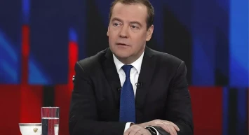 Medvedev'den Macron'a ironik yanıt: Korkudan Grönland'dan vazgeçecekler
