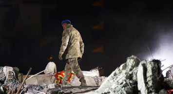 Mehmetçik deprem bölgesinde halka güven veriyor