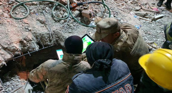 Mehmetçikten yürek ısıtan görüntüler: 10 yaşındaki kız 147. saatte kurtarıldı