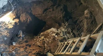 Meksikalı genç evinde uyuduğu esnada 3 metrelik çukura düştü!