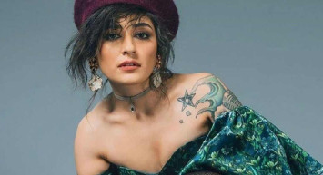 Melek Mosso'nun çok konuşulan el hareketi nedir? Melek Mosso'nun konserde tepki gören konuşması