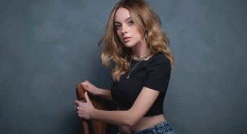 Melis Sezen Ödül Töreni'ndeki Göğüs Dekoltesiyle Sosyal Medyayı Salladı!