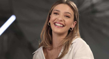 Melisa Döngel'in derin bacak dekolteli pozlarına övgüler yağdı!